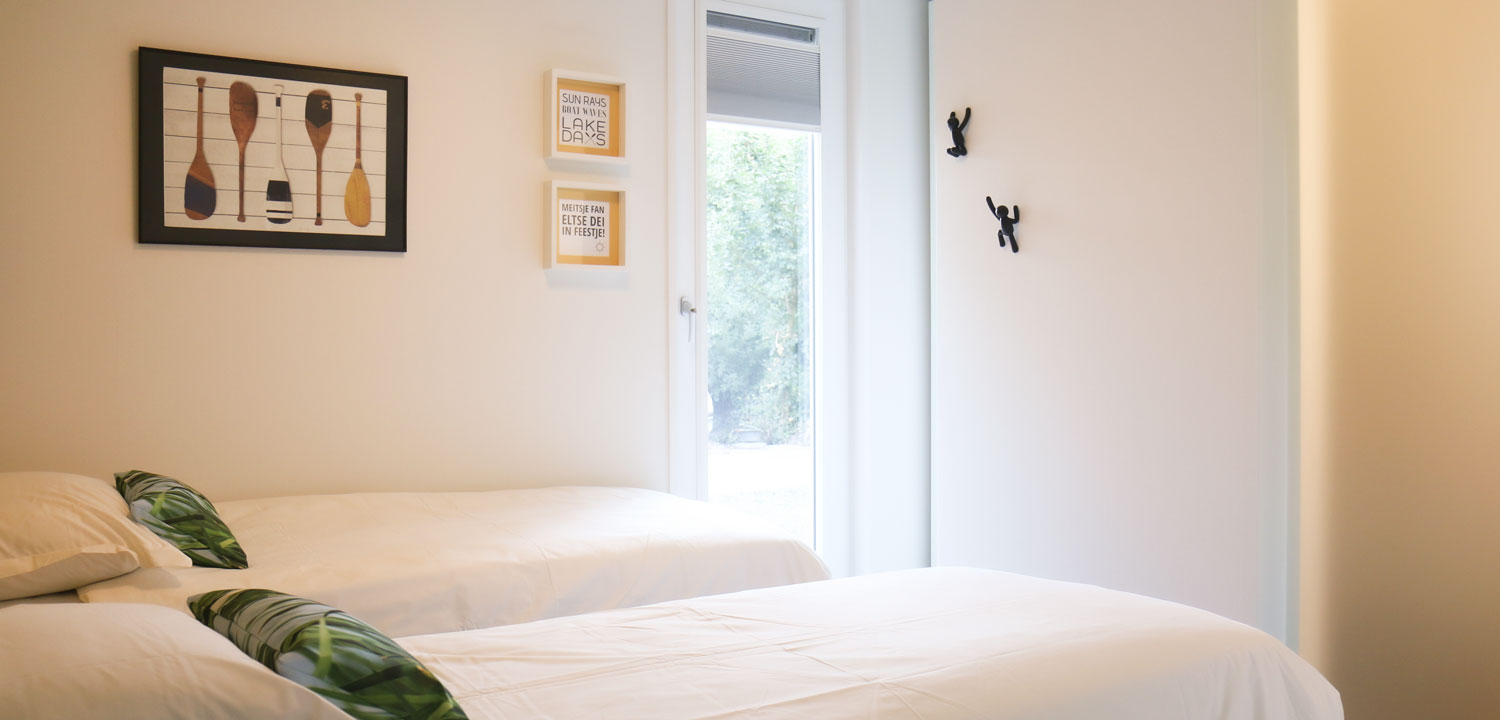 slaapkamer-twee-personen-met-hotelbedden-in-vakantiebungalow-Rietreiger-Grou